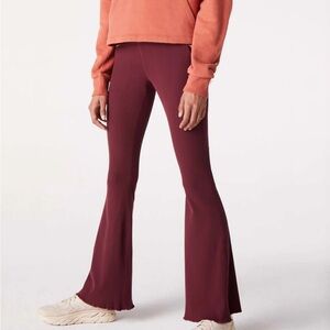 Outdoor voices superform rib flare pant maroon size S